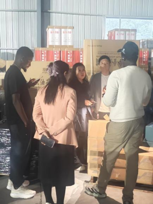 GKP, il principale distributore di ricambi per auto del Senegal, visita il magazzino: ordina grandi quantità di pezzi di ricambio WHOO e SHACMAN con spedizione immediata